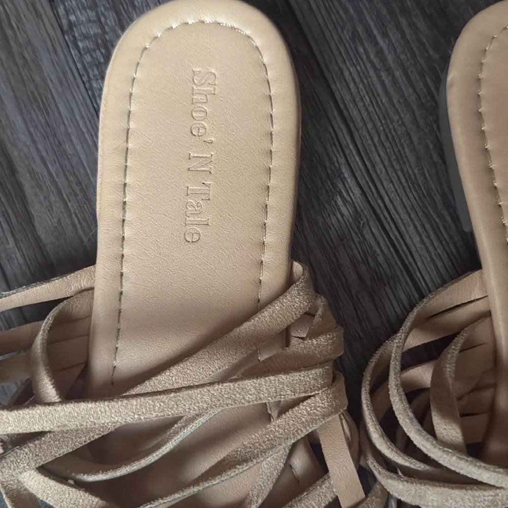 Shoe' N Tale Strappy Flat Sandal - Picture 4 of 6